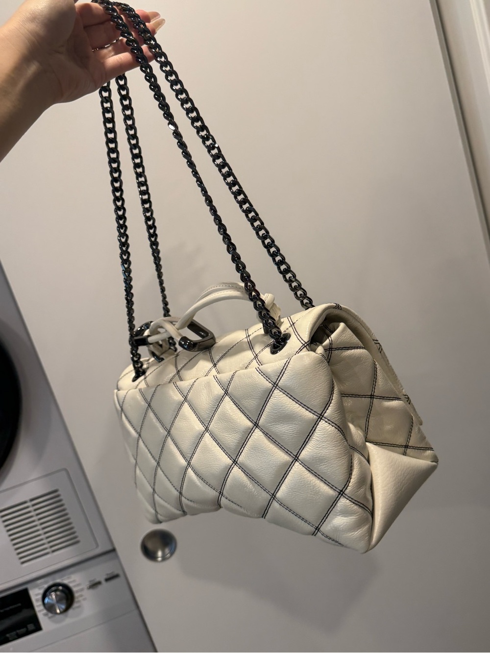 Marc Jacobs Cream Quilted Shoulder Bag with Gunmetal Chain (never used) - Picture 2 of 11